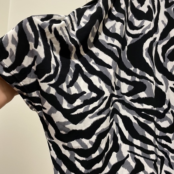 Anne Klein animal print top (sz s) - Picture 3 of 9